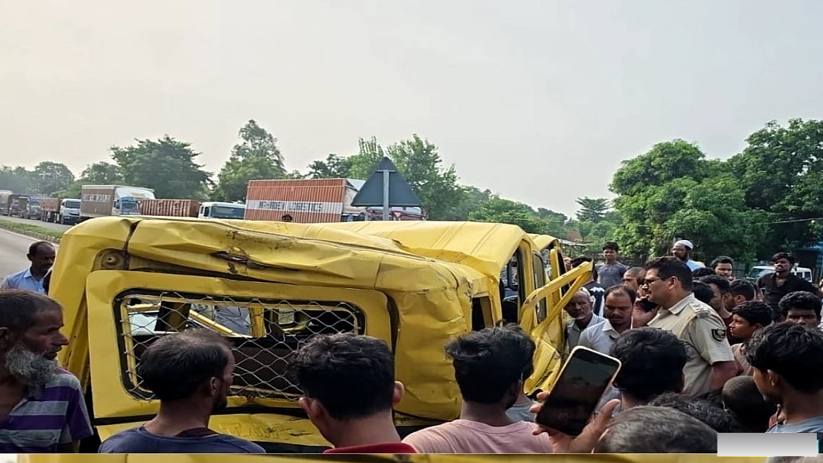 अररिया के मुड़बल्ला चौक पर स्कूल वैन और कंटेनर ट्राक की टक्कर, चालक सहित छह बच्चे घायल
