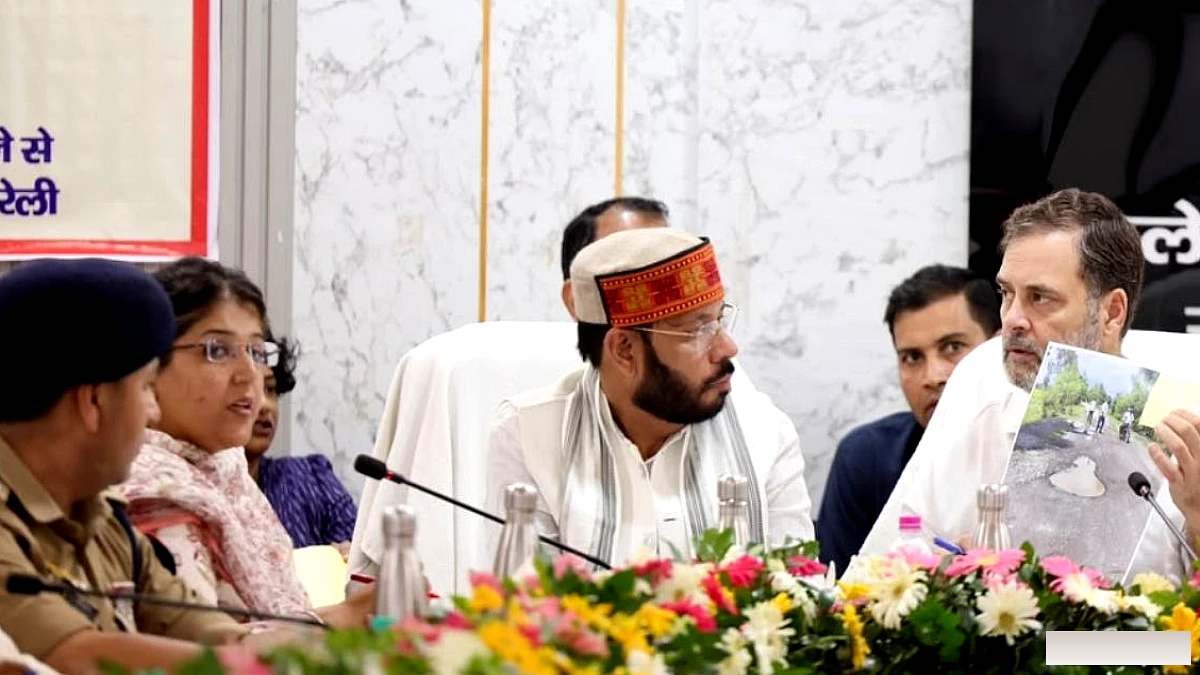 राहुल गांधी ने डिसा बैठक में सड़कों की बुरी हालत पर जिला प्रशासन से जवाब मांगा