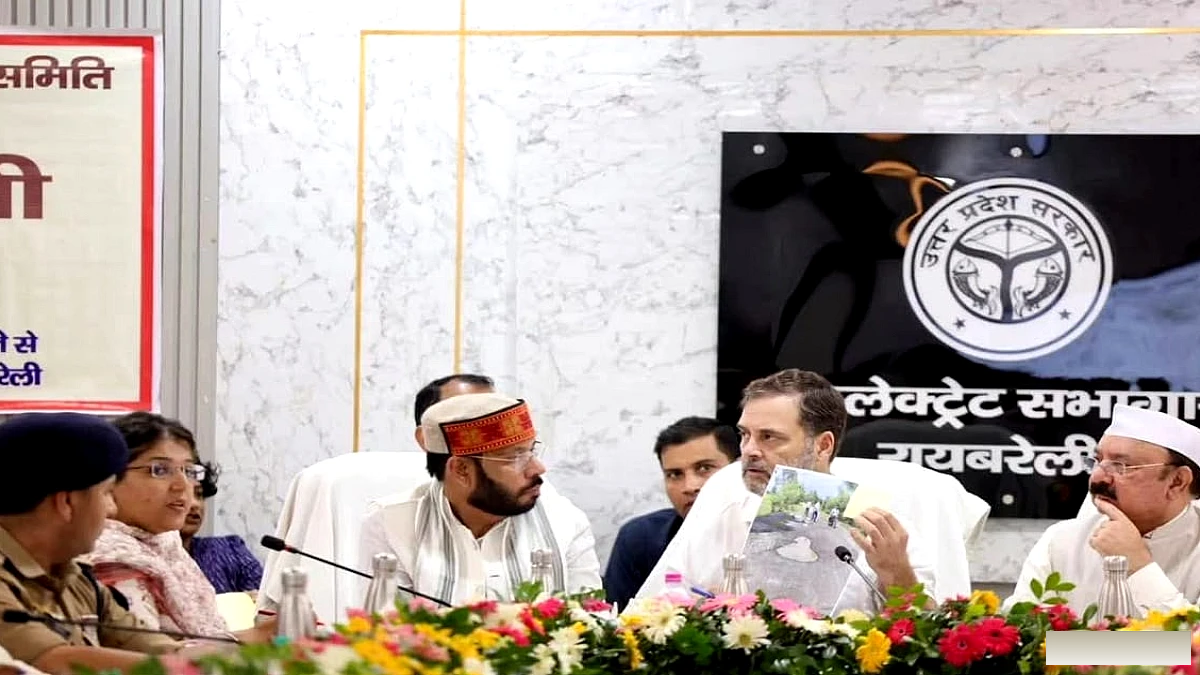 रायबरेली में राहुल गांधी ने सड़कों के गड्ढों को लेकर अफसरों को घेर लिया, तस्वीरें दिखाकर कहा- जनता परेशान है