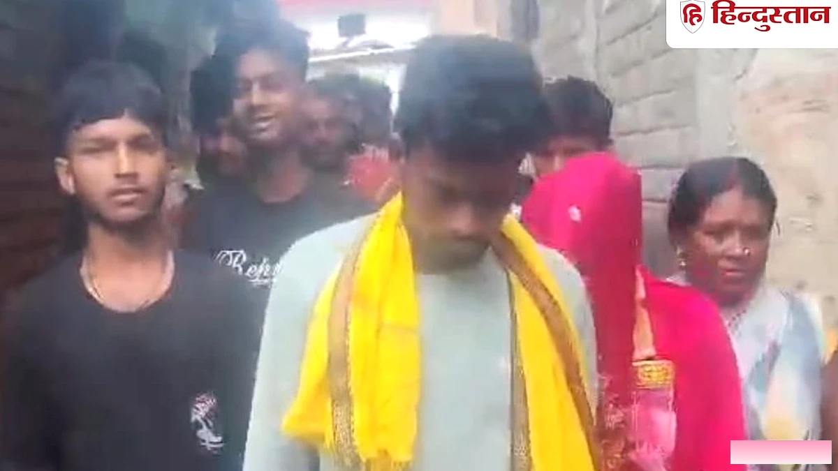 बाइक रिपेयरर ने प्यार में दिल जीत लिया, रात में मिलने पहुंचे, गांववासियों ने तुरंत शादी कराई