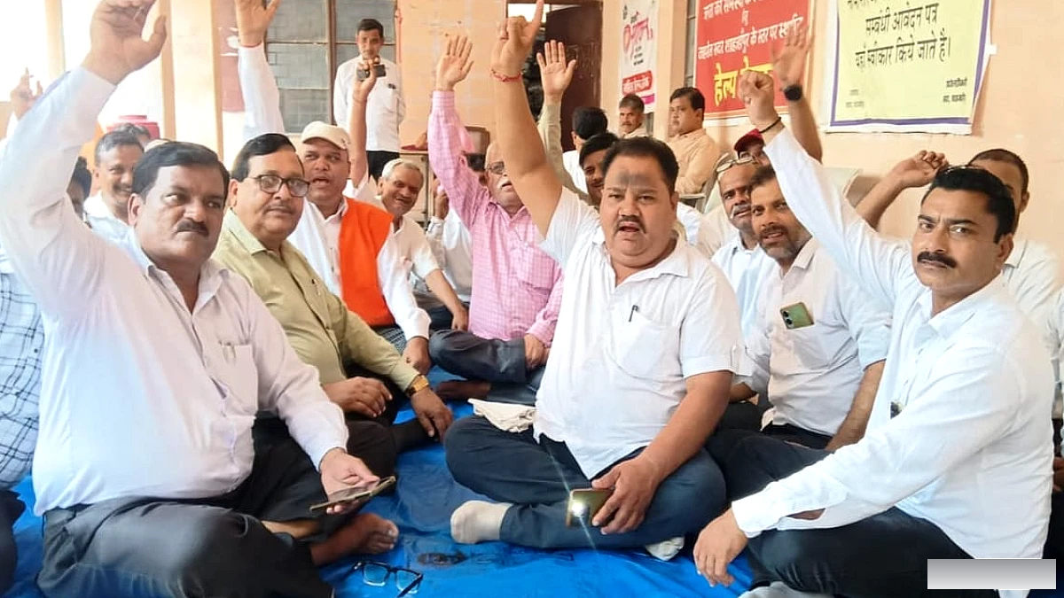 दूसरे दिन भी जारी रहा अधिवक्ताओं का धरना प्रदर्शन, तहसील नहीं पहुंचे एसडीएम सदर