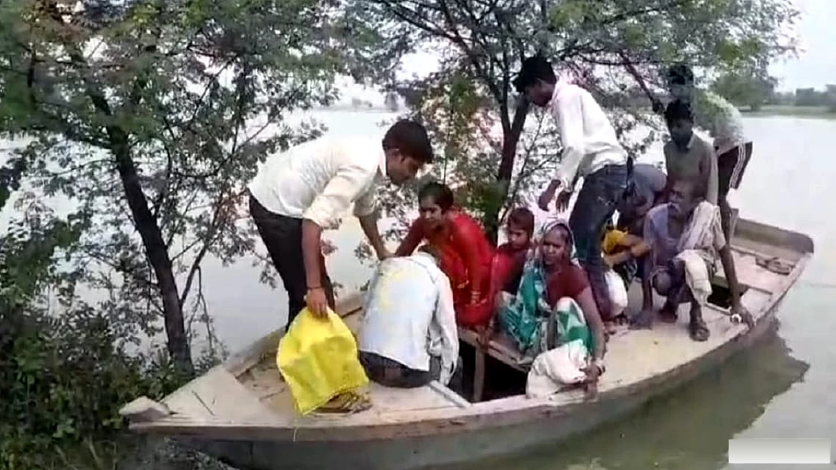 दातागंज इलाके के 24 गांव प्रभावित, सड़कें डूबी, वाहनों की आवाजाही बंद, नाव बनी सहारा