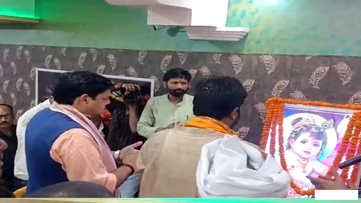 शिक्षा मंत्री मिथिलेश तिवारी ने गोपालगंज में श्रीकृष्ण जन्मोत्सव के छठियार में भगवान की आरती अर्पित की