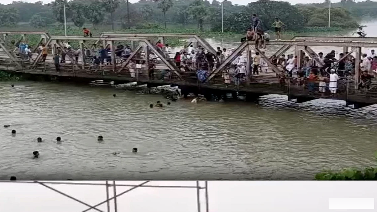भागलपुर में चंपा नदी का तेज बहाव: पक्के पुल के नीचे बच्चे कर रहे हैं जोखिमभरी छलांग