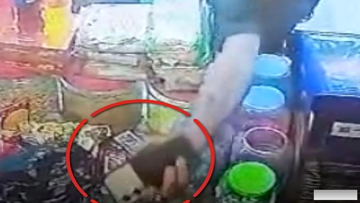 गोपालगंज में दुकानदार के सोते समय मोबाइल चोरी, CCTV में कैद युवक