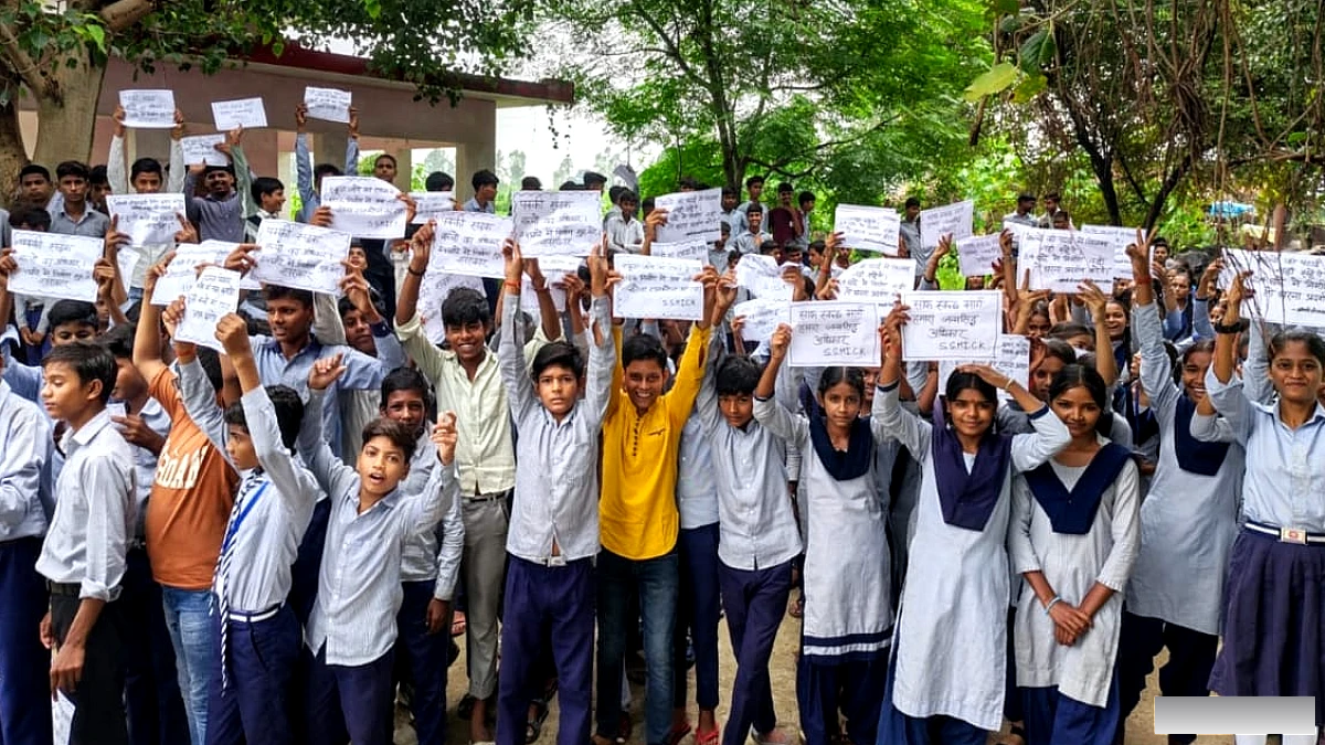 खड़ंजा स्वीकृत, फिर भी सड़क बदहाल, 'जेन अल्फा' ने किया प्रदर्शन, जल्द निर्माण कराने की मांग