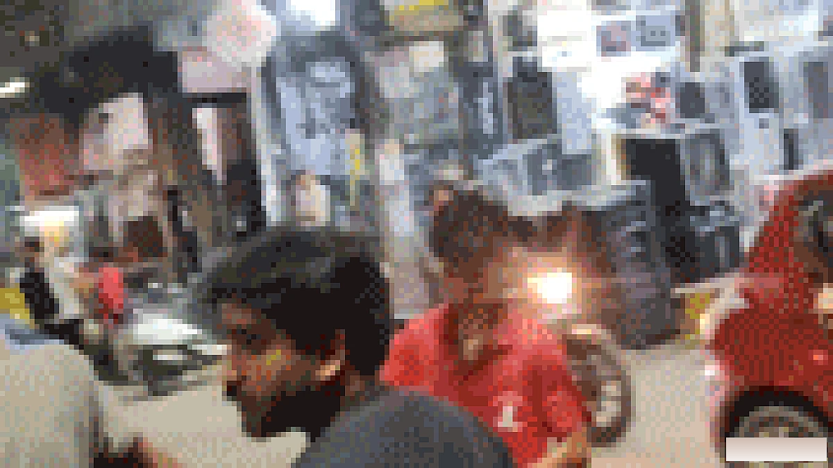सामने आया खौफनाक वीडियो: यूपी में पुलिस चौकी के बाहर युवक ने खुद को लगाई आग, मोनू ने क्यों उठाया ये कदम?