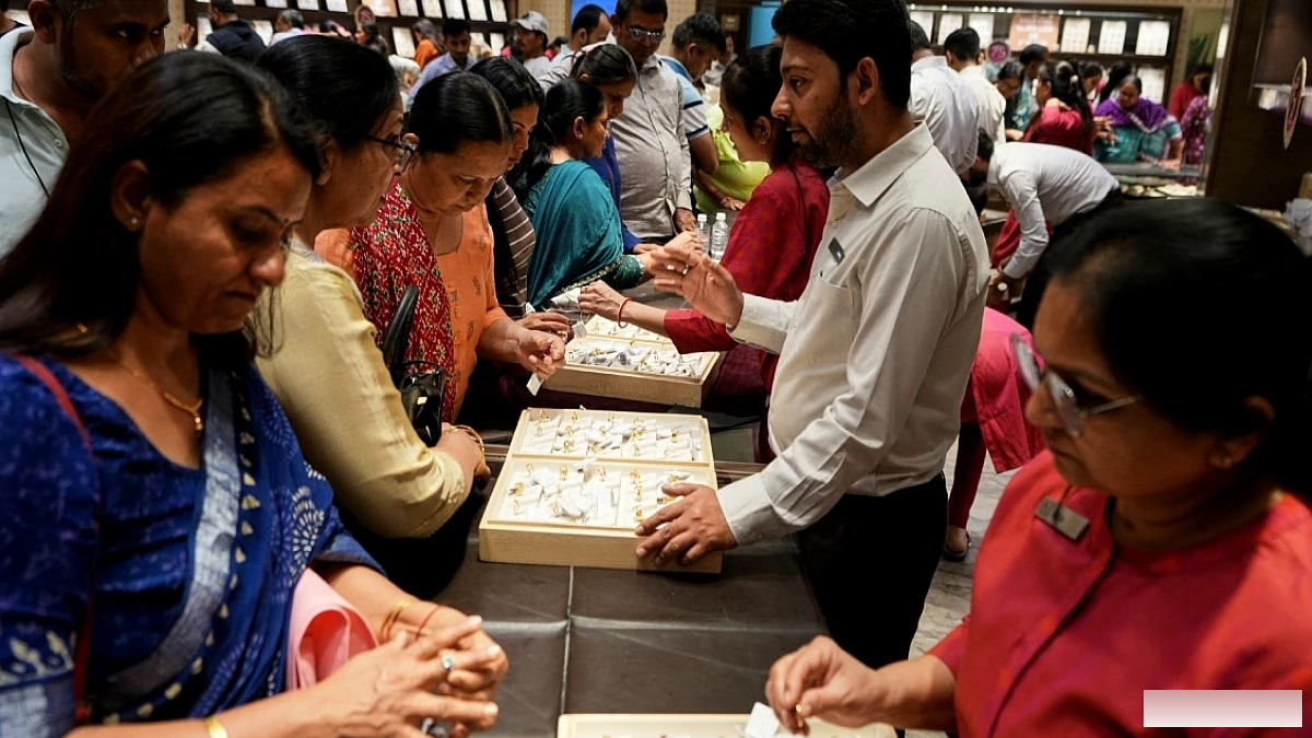 चांदी के दाम हर घंटे गिरते, एक झटके में ₹9400 टूटे; सोने के भाव भी नीचे