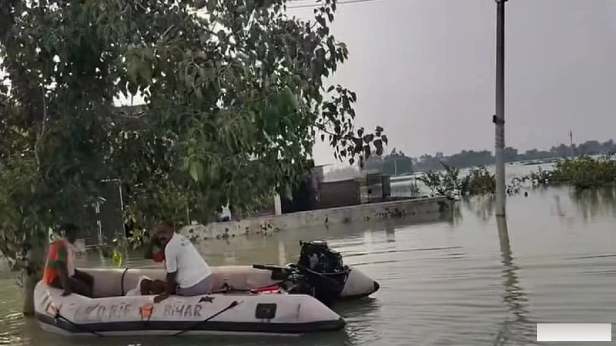 बाढ़ का जायजा लेने पहुंचे तेजस्वी की बोट बीच नदी में हुई पंक्चर, निजी नाव से किया दौरा; खड़े किए सवाल