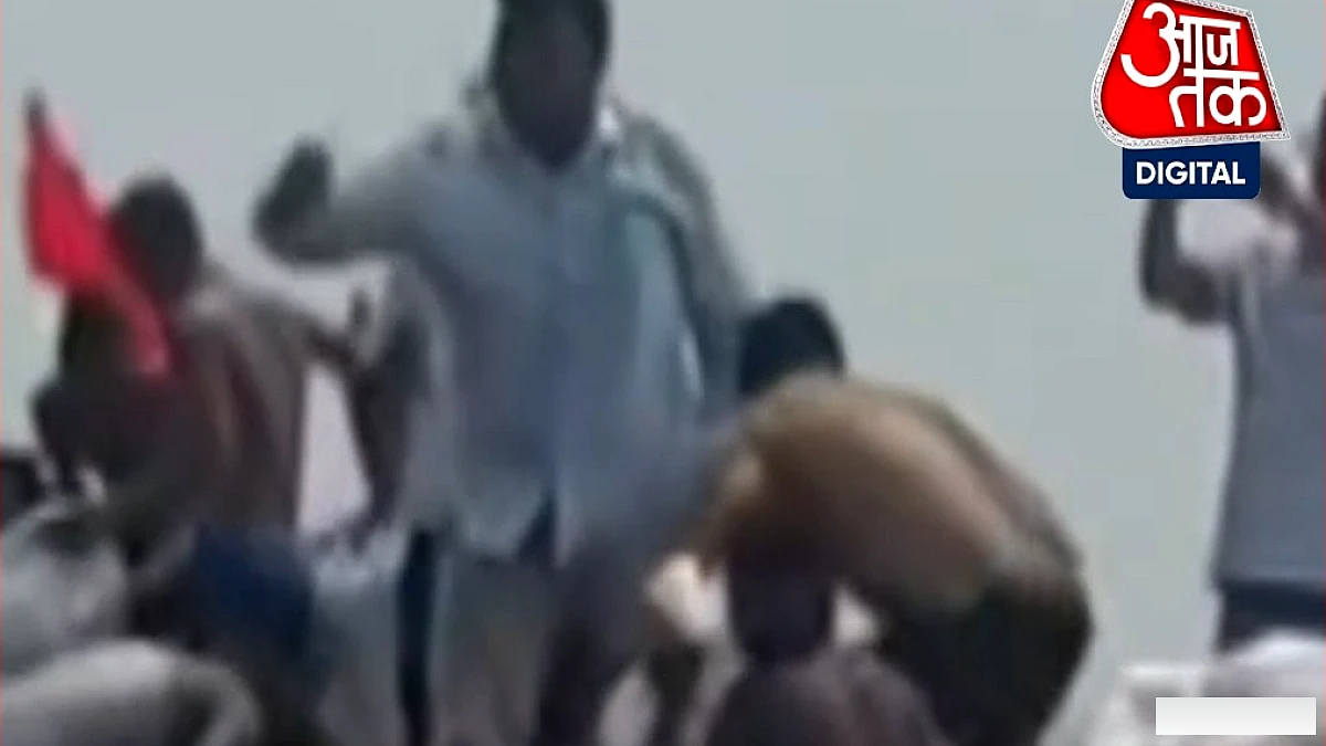 राशन की नाव देखे ही भीड़ उमड़ी, लोगों की परेशानी स्पष्ट