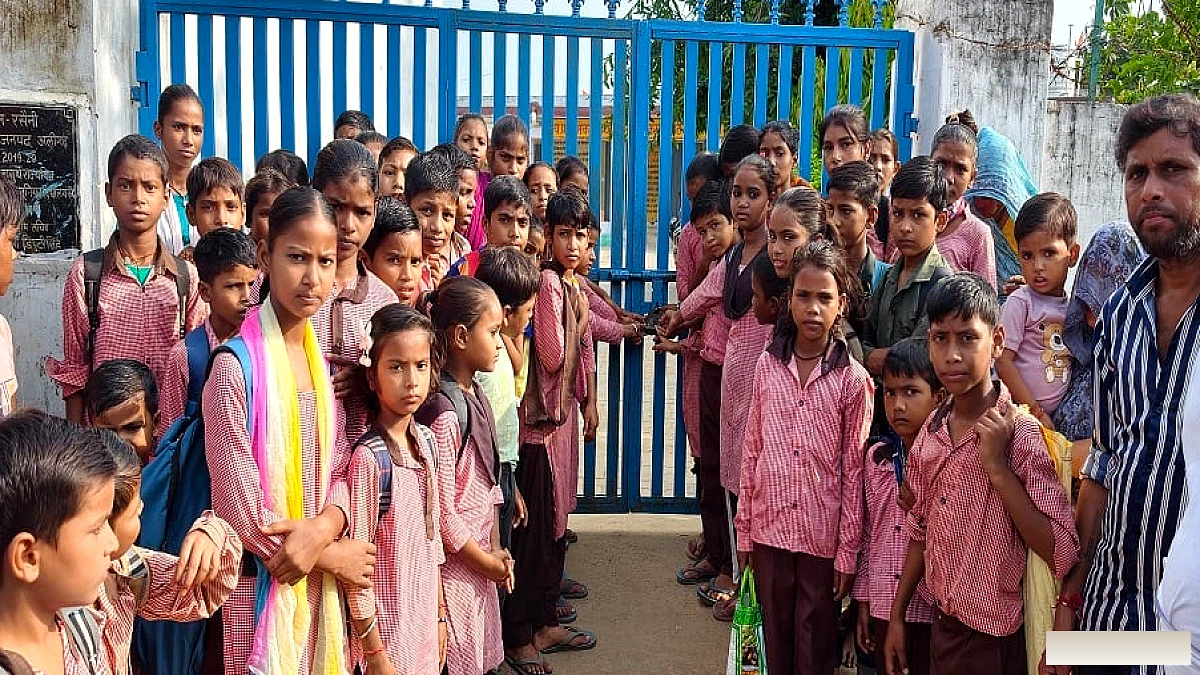 स्कूल में छात्र को करंट लगने पर प्रधानाध्यापिका निलंबित, विरोध में बच्चों ने विद्यालय पर जड़ा ताला