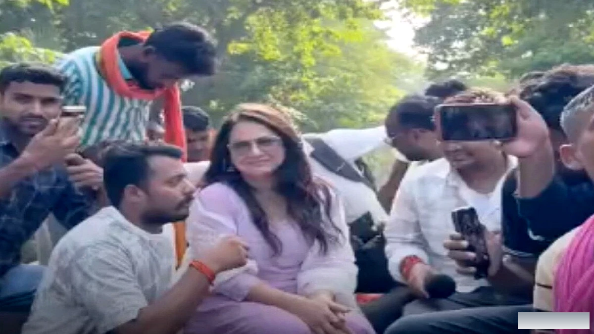 अभिनेत्री पाखी हेगड़े ने बड़हरा में बाढ़ पीड़ितों को राहत सामग्री बाँटी