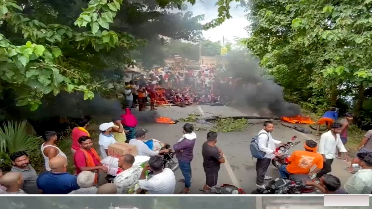 भोजपुर में बाढ़ से हुई मौत के बाद सड़क जाम, मुआवजा व राहत सामग्री की मांग पर प्रदर्शन