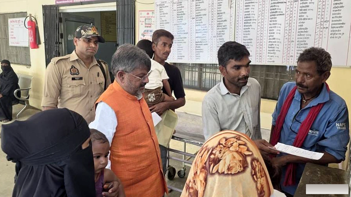 अचानक सीएचसी पहुंचे विधायक, तीन डॉक्टर मिले नदारद; गंदगी देख भड़के, गांव-गांव कैंप लगाने के निर्देश