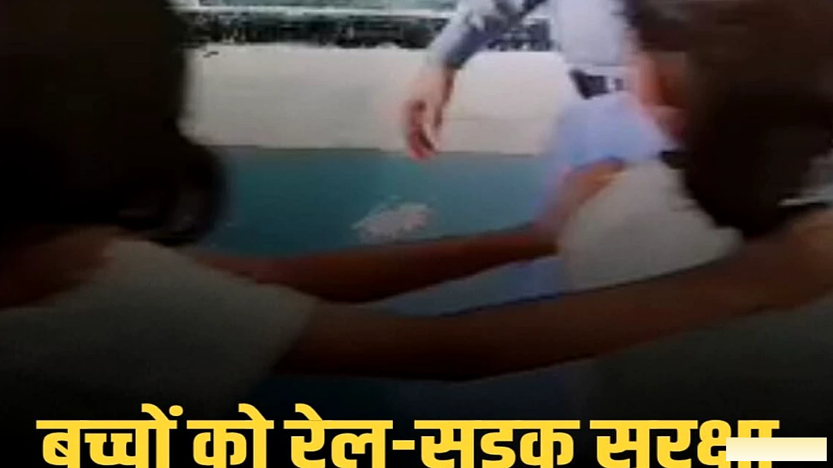 बखरी में रेल एवं सड़क सुरक्षा जागरूकता कार्यक्रम में बच्चों को दी शिक्षा