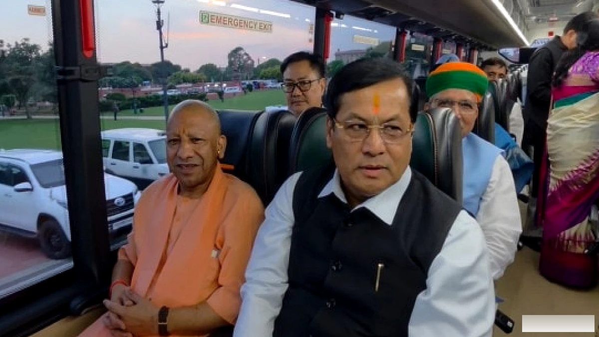 मुख्यमंत्री व केंद्रीय मंत्री विशेष बस से भारत मंडपम से निकलकर ब्रिक्स गाला डिनर में भाग ले रहे हैं