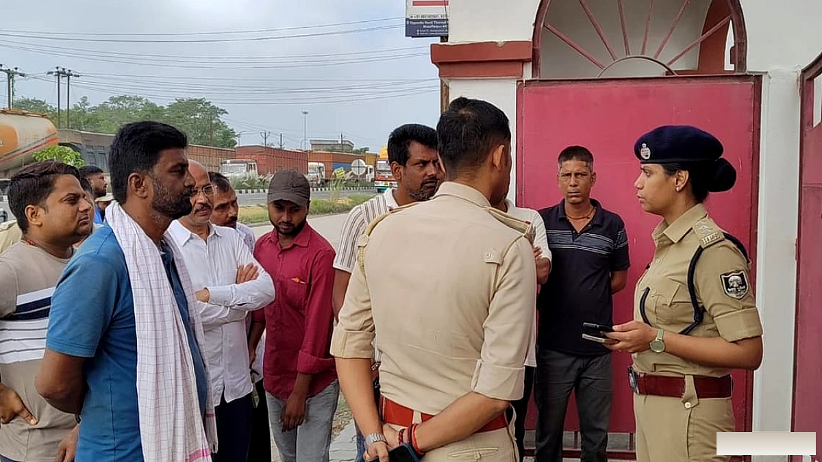 निजी स्कूल पर ताबड़तोड़ फायरिंग, 50 लाख की रंगदारी का पर्चा चिपकाया; CCTV में कैद हुई वारदात