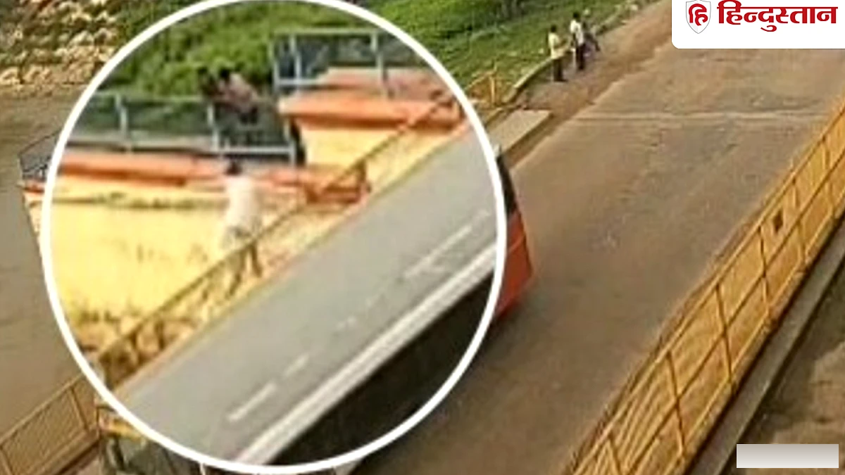 पुजारी ने गंगा में छलांग लगाई, बीमारी से परेशान