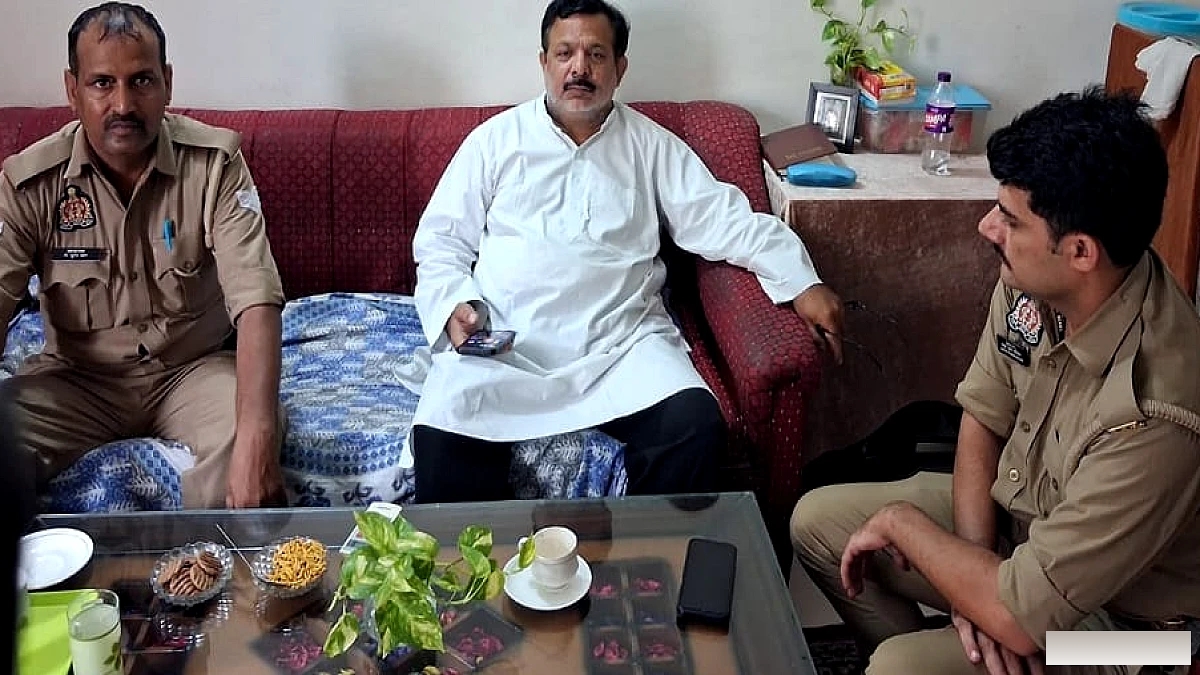 सीमा रेलवे फाटक बंद करने के विरोध में कांग्रेस नेता हिरासत में, पुलिस बल तैनात