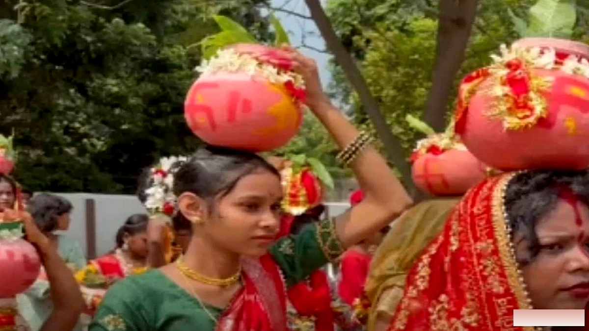 सादपुर, मुजफ्फरपुर में गणेश चतुर्थी पर भव्य कलश यात्रा में महिलाएं और कन्याएं भी शामिल