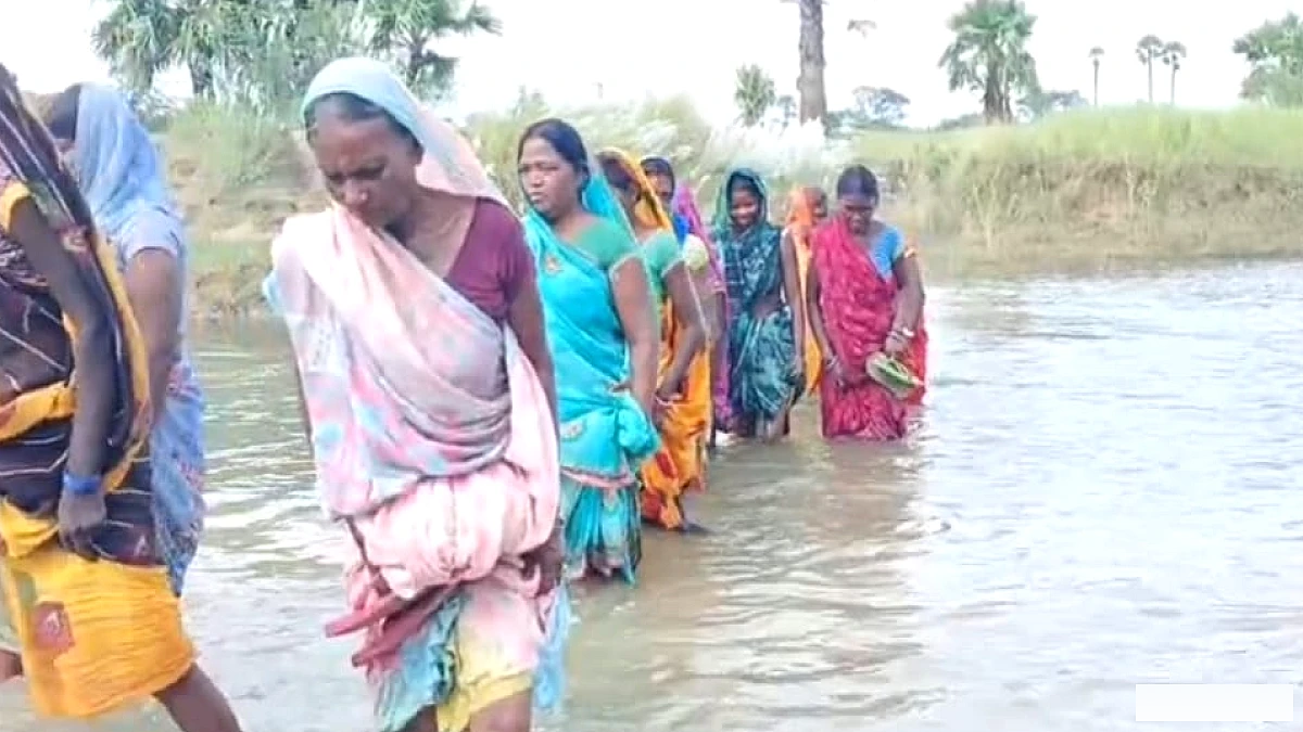 गयाजी से 14 किमी दूर ‘कैद’ गोपाल नगर, बारिश में कट जाता है गांव; खाट पर मरीज, तीन महीने बंद रहती पढ़ाई
