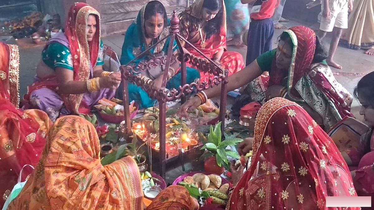 हरितालिका तीज की धूम, बाबा गरीबनाथ धाम में उमड़ा आस्था का सैलाब; शिवालयों में जुटीं व्रती महिलाएं
