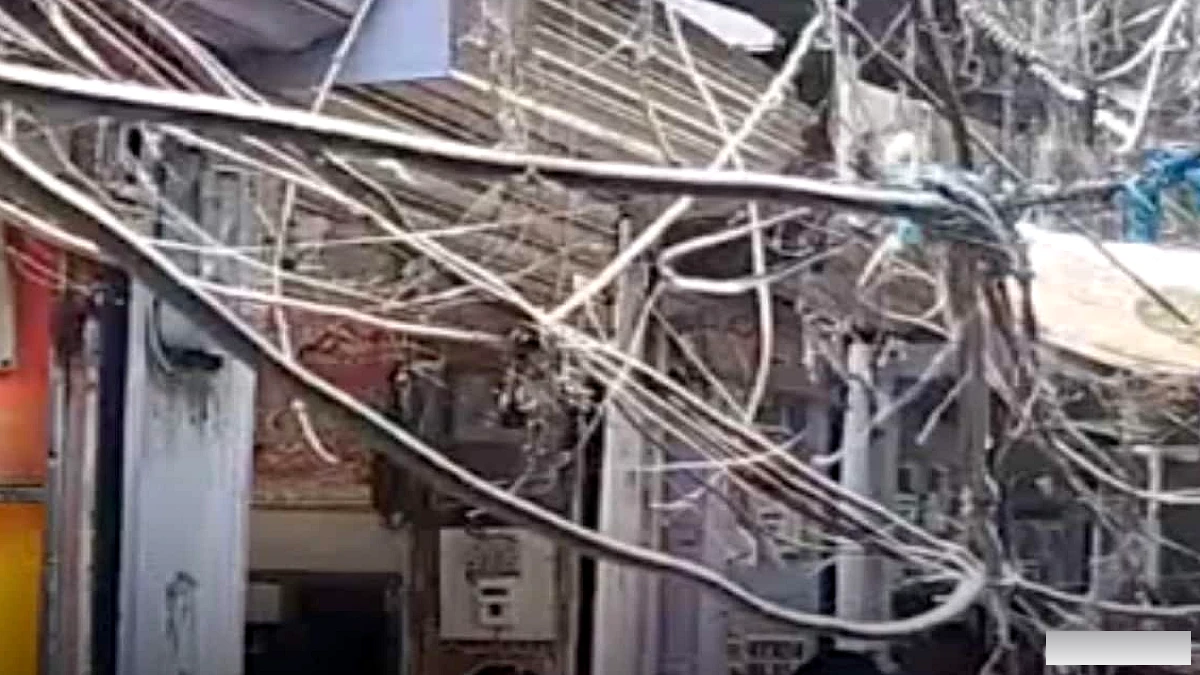 रोह बाजार की शृंगार गली में लटके बिजली के तार, दुकानदारों में दुर्घटना के डर से चिंता