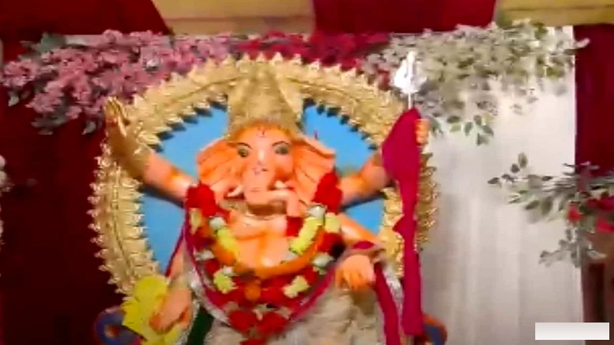 गणेश चतुर्थी पर गोपालगंज के पुरानी चौक में गणेश मित्र मंडल ने विधि‑विधान से पूजा‑अर्चना की