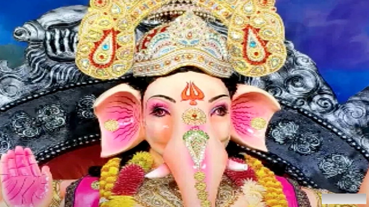 मुज़फ़्फ़रपुर के भगवानपुर चौक पर गणेश चतुर्दशी के दिन गणपति मूर्ति स्थापना, श्रद्धालुओं की भीड़