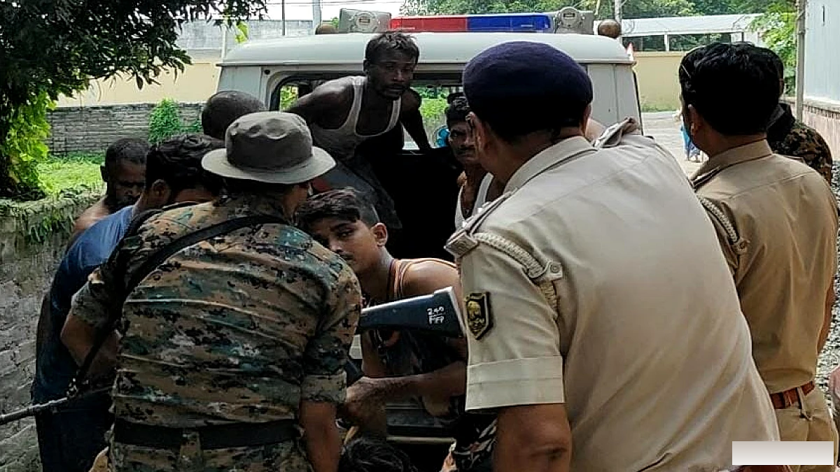 सेंट्रिंग खोलने के दौरान सेप्टिक टैंक में हादसा, जहरीली गैस से दो मजदूरों की मौत; तीसरे की हालत गंभीर