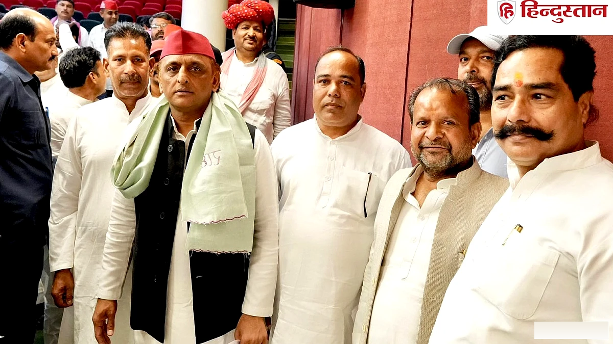 सपा में कई जिलों के नेता शामिल, अखिलेश को मुख्यमंत्री बनाने का संकल्प