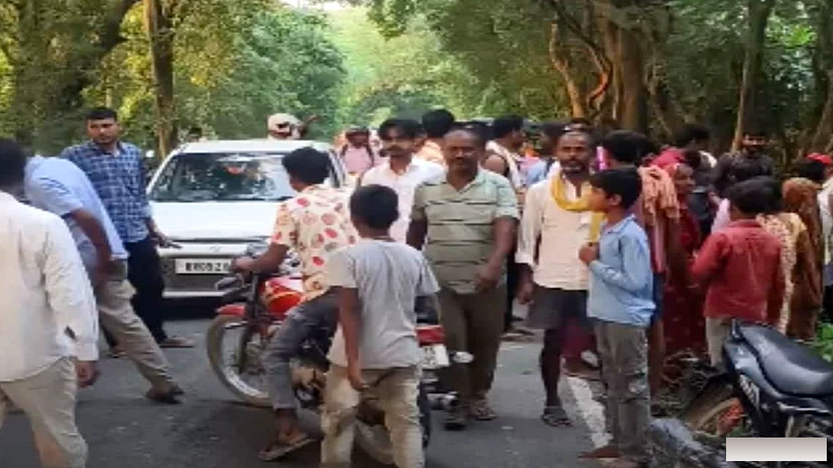 बेगूसराय के बखरी मंझौल पथ पर ब्रेज़ा टक्कर में दो सवार गंभीर रूप से घायल, चालक फरार