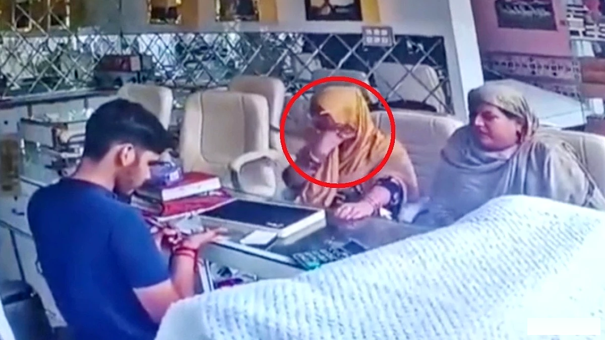 बिजनौर के ज्वैलर्स की दुकान से दो महिलाओं ने 8 लाख के सोने के आभूषण चोरी किए