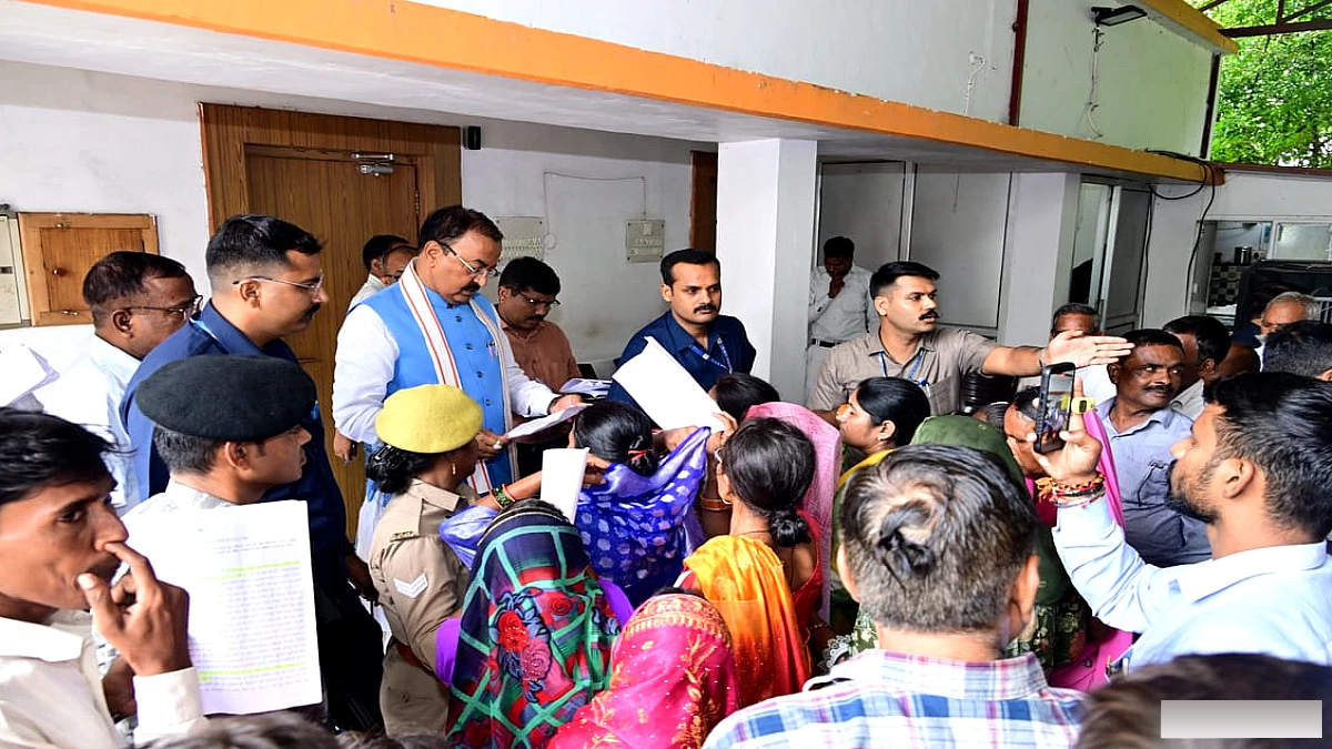 उप मुख्यमंत्री केशव प्रसाद मौर्य का जनता दर्शन: सैकड़ों शिकायतें सुनीं, त्वरित निस्तारण के निर्देश
