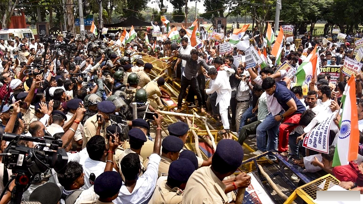 पटना में दरोगा भर्ती पर छात्र विरोध, जेपी गोलंबर पर तोड़ी बैरिकेड, मुख्यमंत्री आवास घेरने की कोशिश