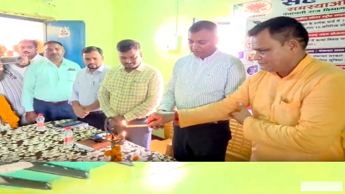 रोहतास के गुनसेज में सहयोग शिविर: SDO दिलीप कुमार ने स्टॉलों का निरीक्षण किया