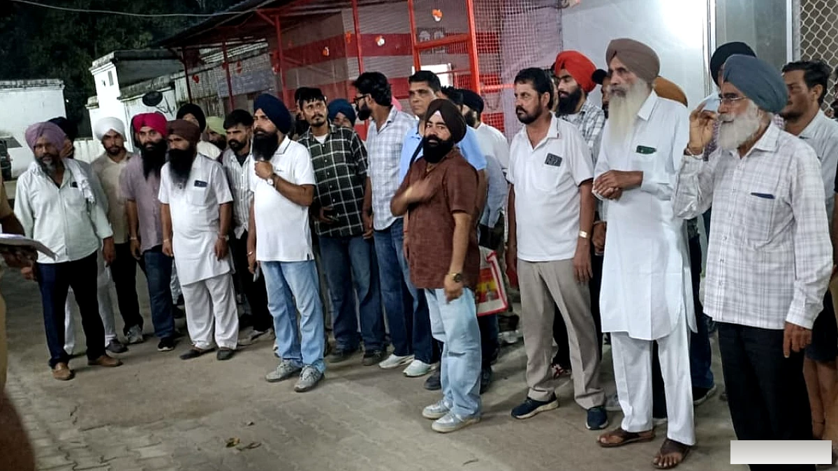 राइफल और तलवारों के साथ गजरौला फार्म पर जुटी भीड़, 90 एकड़ जमीन पर कब्जे की कोशिश