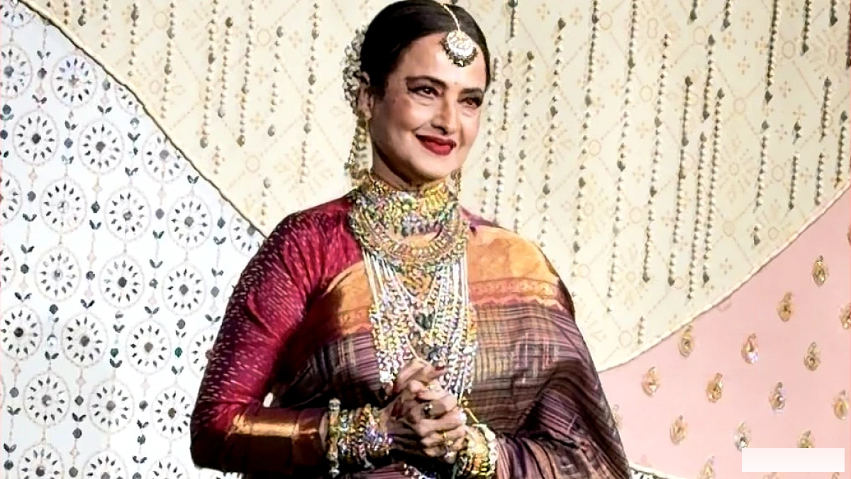 अंबानी के गणेशोत्सव में रेखा ने दिखाया शाही अंदाज़