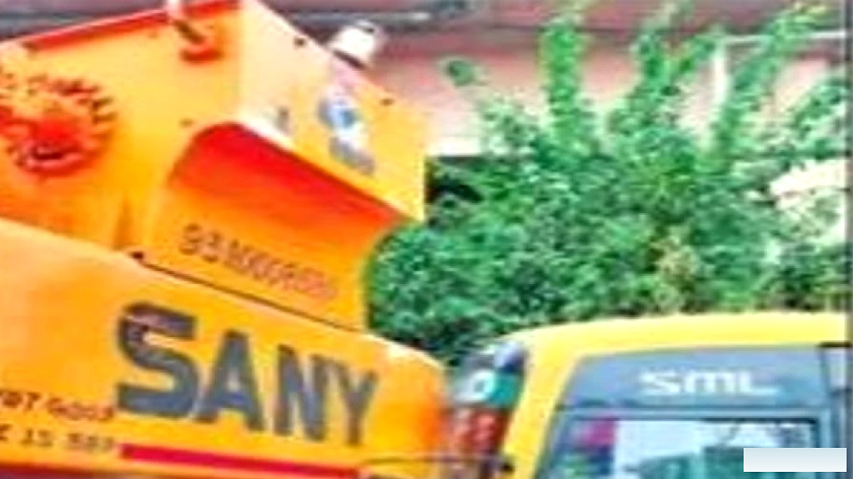 आगरा में मेट्रो निर्माण क्रेन से टकराई DPS बस, कर्मचारियों को लेकर मच गई अफरा-तफरी