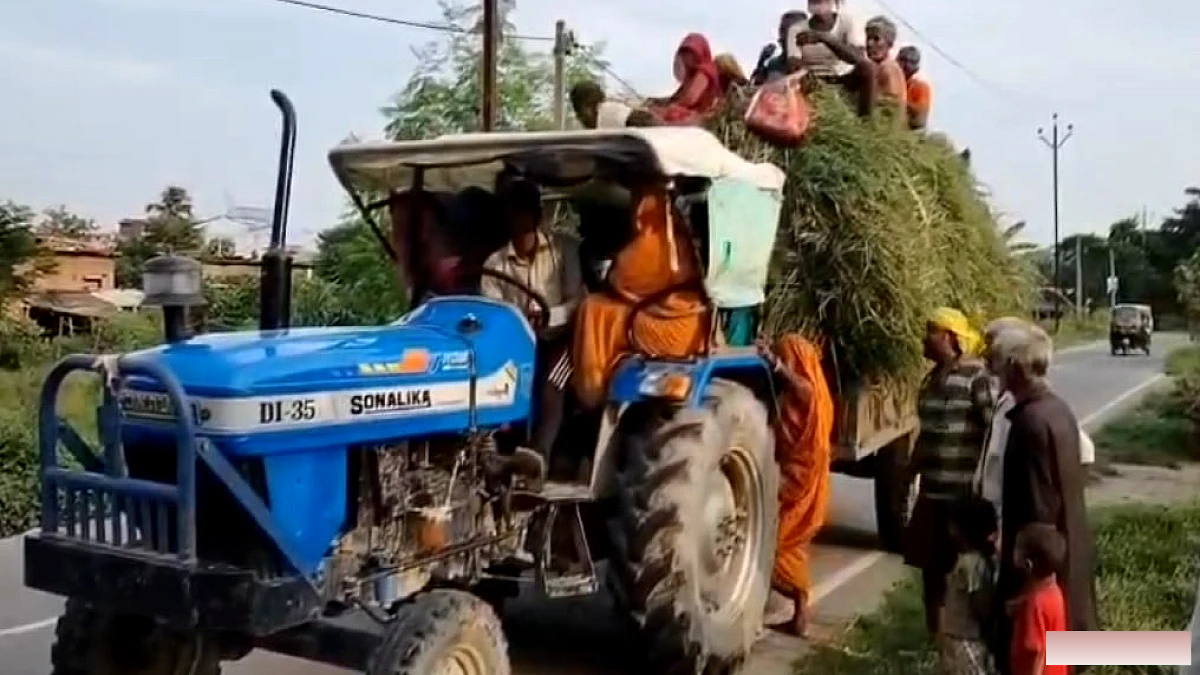 दरभंगा में कोसी का कहर: तीन पंचायतें जलमग्न, पशुओं के चारे के लिए 25 किमी दूर जा रहे लोग