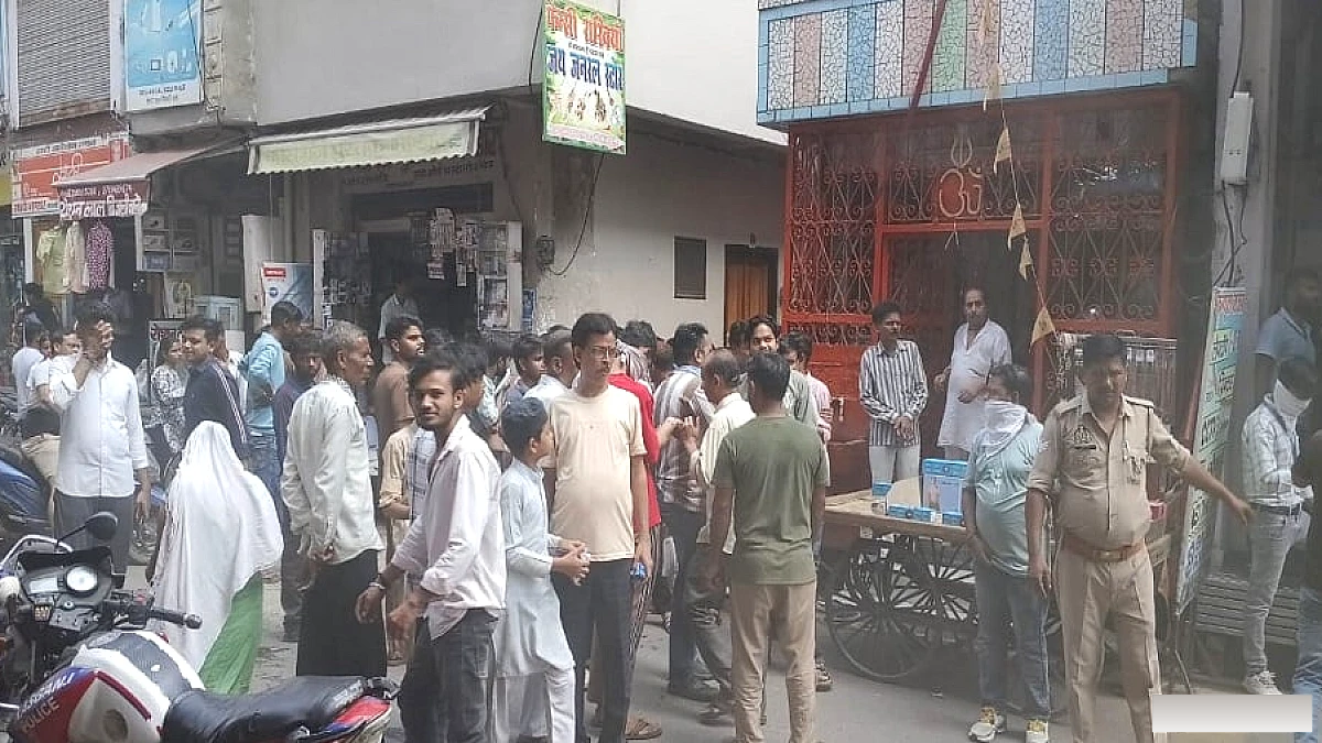 कासगंज में विशाल मेगा मार्ट पर लगी आग से हुई विनाशकारी क्षति