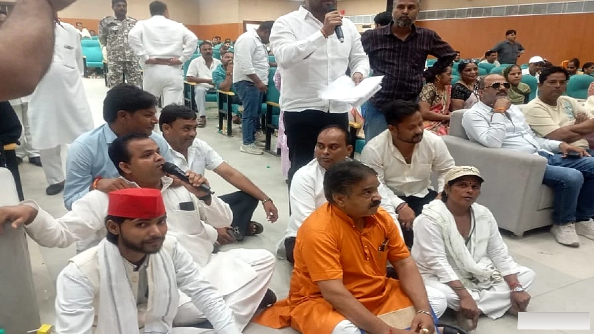 नगर निगम सदन में हंगामा: पार्षदों ने एक्सईएन हटाने पर ठहराव, कहा शहर की बदहाली के लिए अधिकारी जिम्मेदार