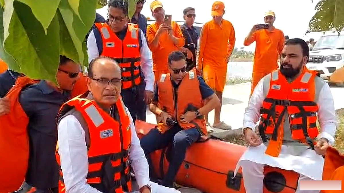 बाढ़ प्रभावित क्षेत्रों में पहुंचे केंद्रीय मंत्री शिवराज सिंह चौहान, फसलों की बर्बादी का लिया जायजा