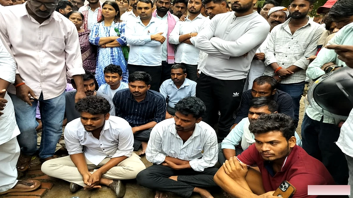 प्रयागराज में हत्या के बाद परिवार ने पोस्टमॉर्टम हाउस पर धरना, हत्यारों के एनकाउंटर की मांग