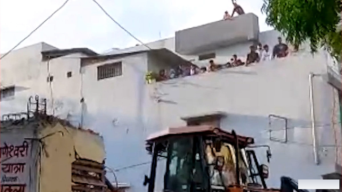 मकान तोड़ते समय गिरा भारी मलबा, 4 महिलाओं की मौत