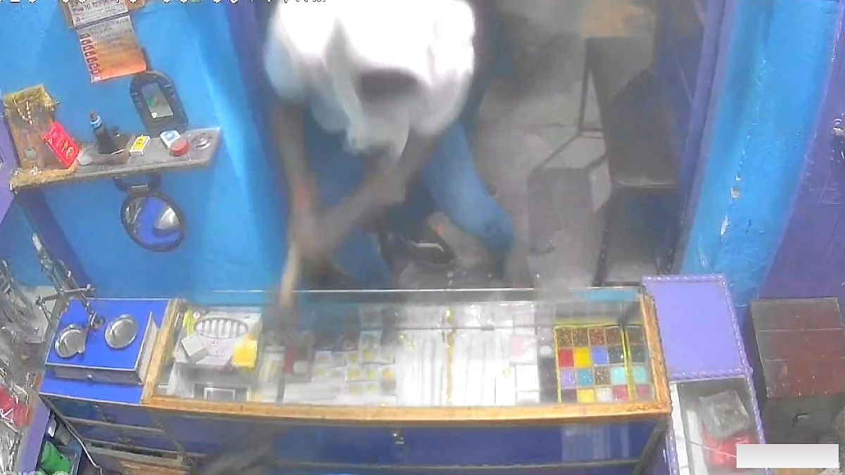 ग्राहक बनकर आए दो युवकों ने दुकानदार का सिर हथौड़े से क्यों फोड़ा? CCTV में कैद हुई पूरी वारदात