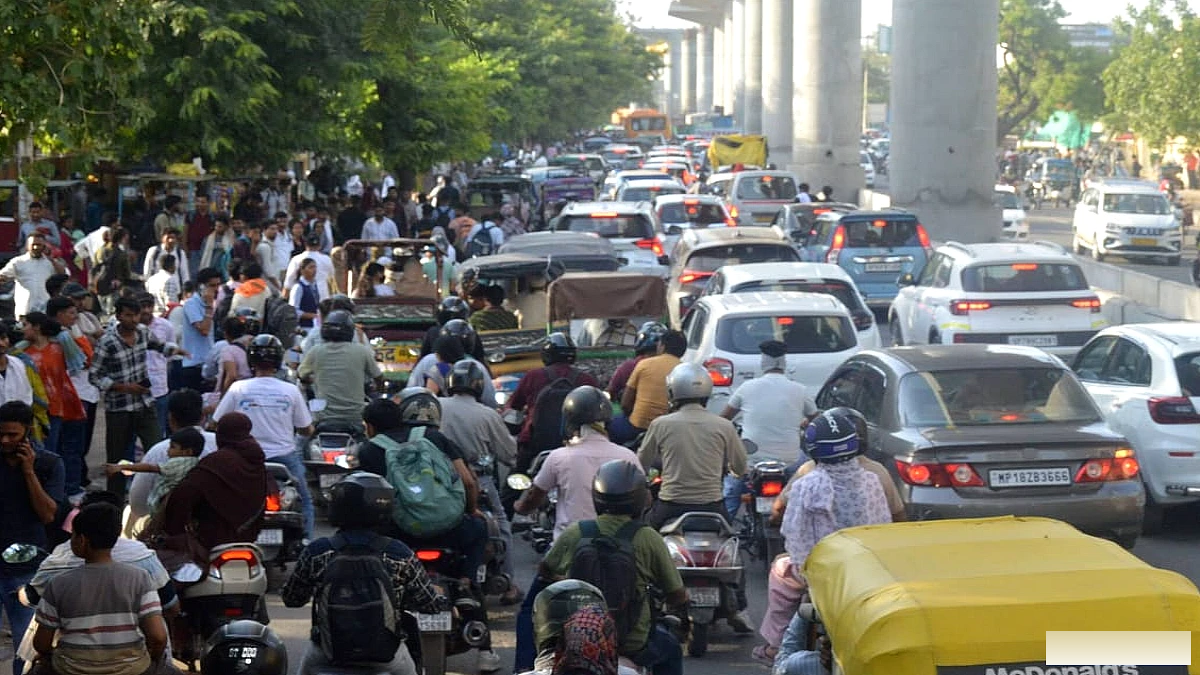 आगरा में जाम में फंसी बाइक, चोर ने मोबाइल चुरा कर भागा