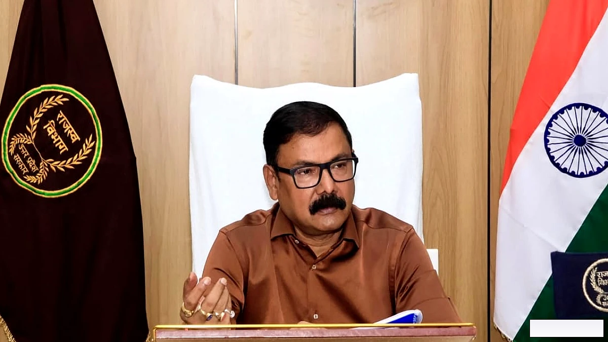 टाइपिंग टेस्ट में कनिष्ठ सहायक तीन बार हुआ फेल, डीएम ने डिमोशन कर बनाया चतुर्थ श्रेणी कर्मचारी