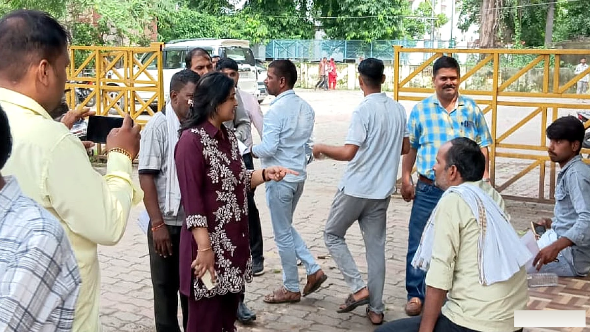 कानपुर आरटीओ में चेकिंग अभियान: संदिग्धों को हटाया, खिड़की पर खड़े आवेदकों से पूछताछ