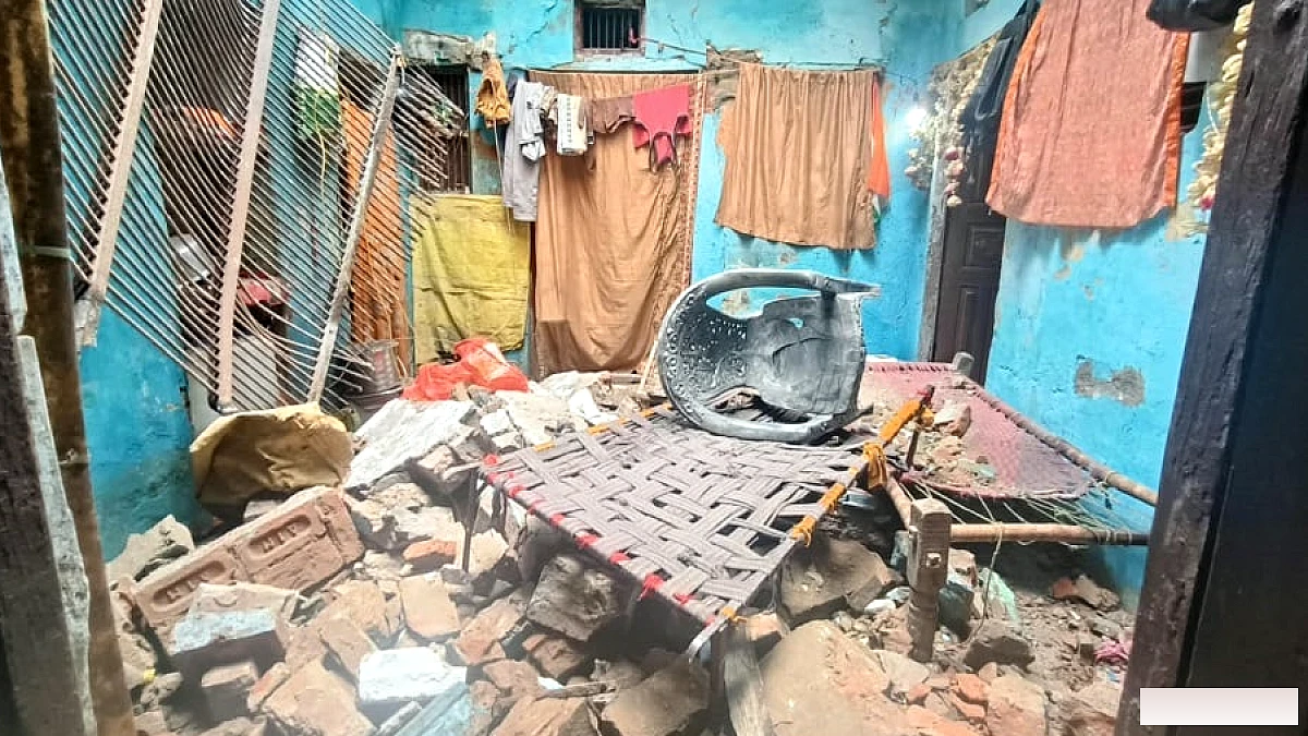 रिमझिम बारिश में मैनपुरी के घर पर गिरे लिंटर से परिवार दफन